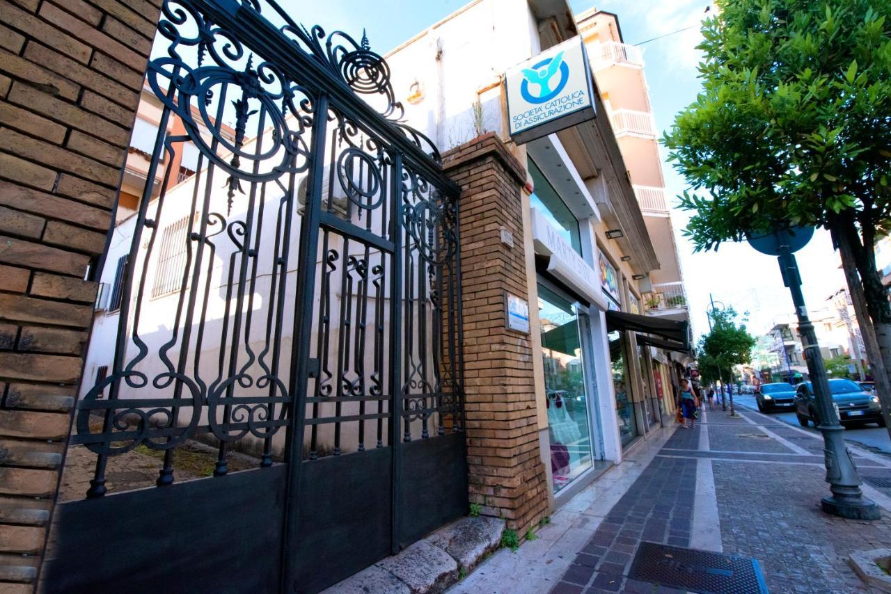 Hotel Domus Marti Formia Esterno foto